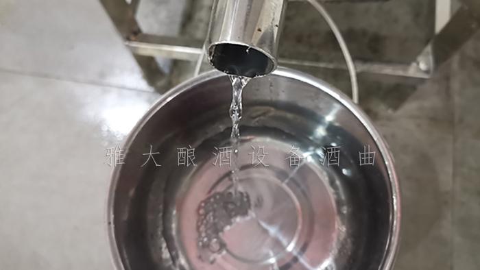 2.12剛從小型白酒設(shè)備中接出來(lái)的新酒