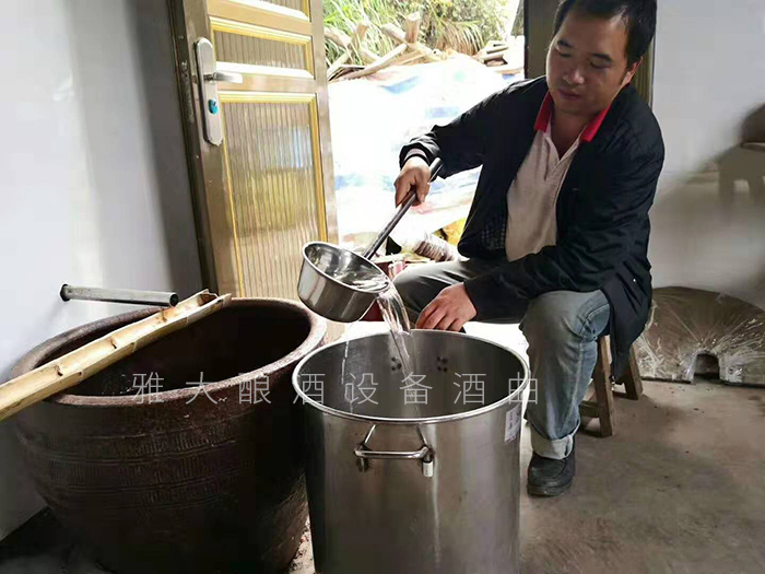 從廚師到釀酒師，用蒸餾釀酒設備釀出美酒，釀出紅火日子