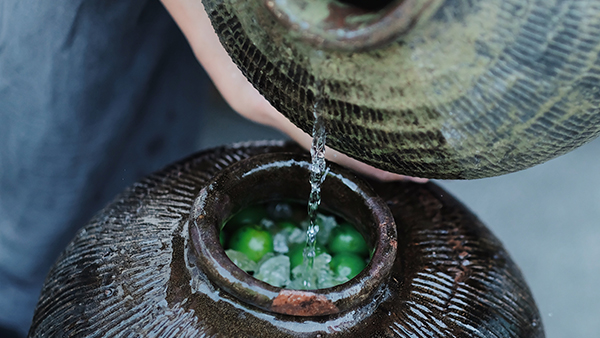 用果酒釀酒設(shè)備釀造的純糧酒泡青梅酒，簡(jiǎn)單易做，越泡越香